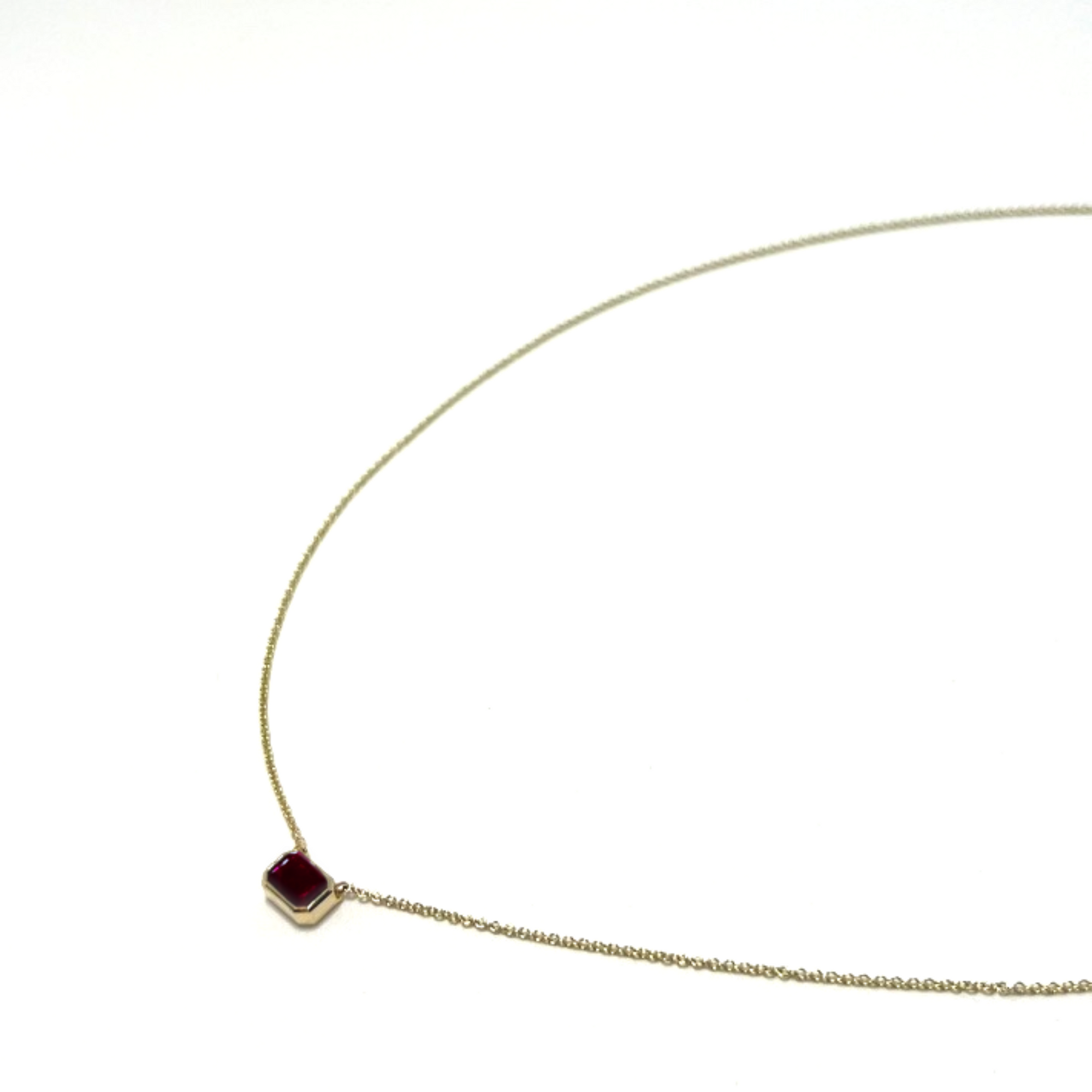 handmade-gold-birthstone-pendant-unique-connection.png