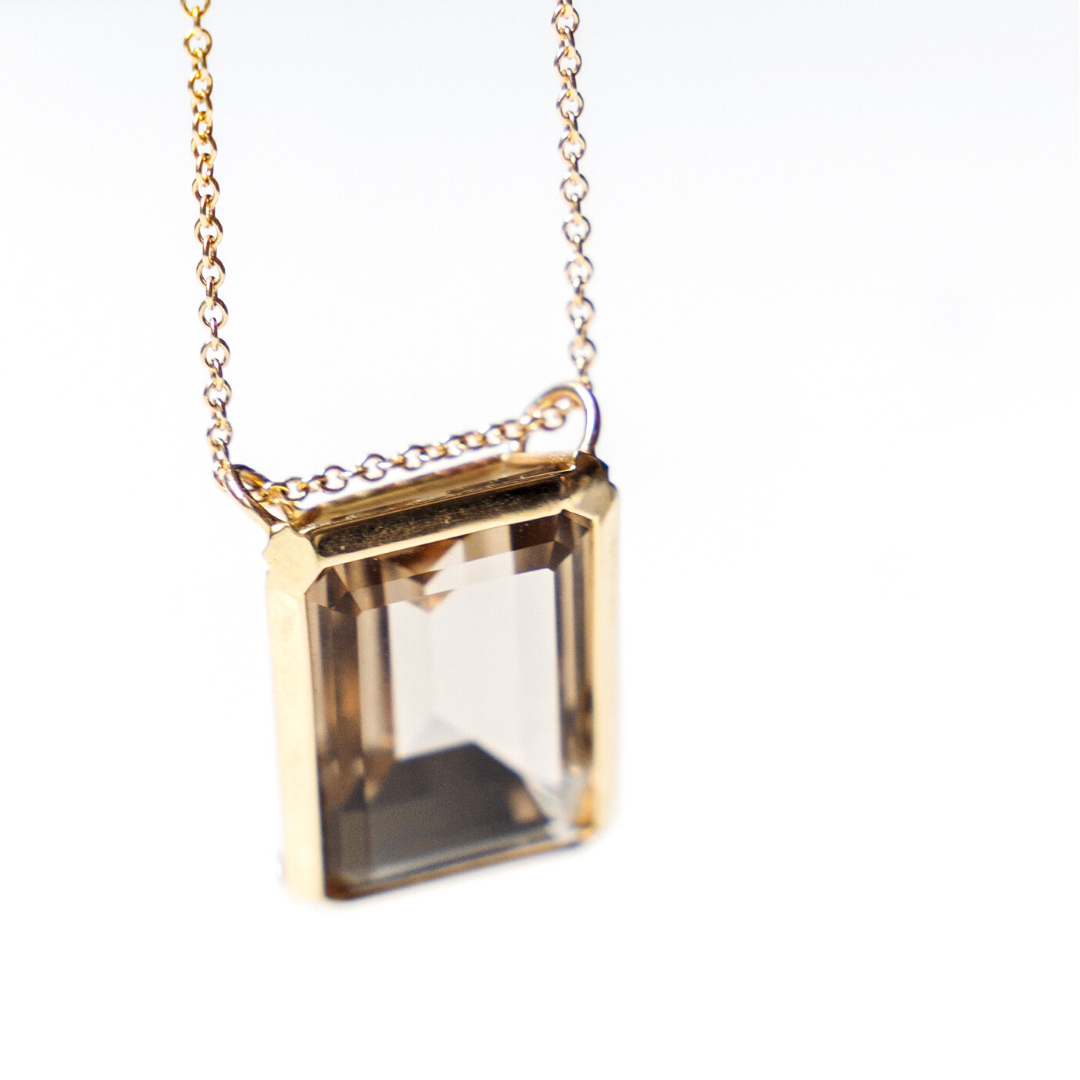 pendant-nova-medium-gold-side-view-talisman.png