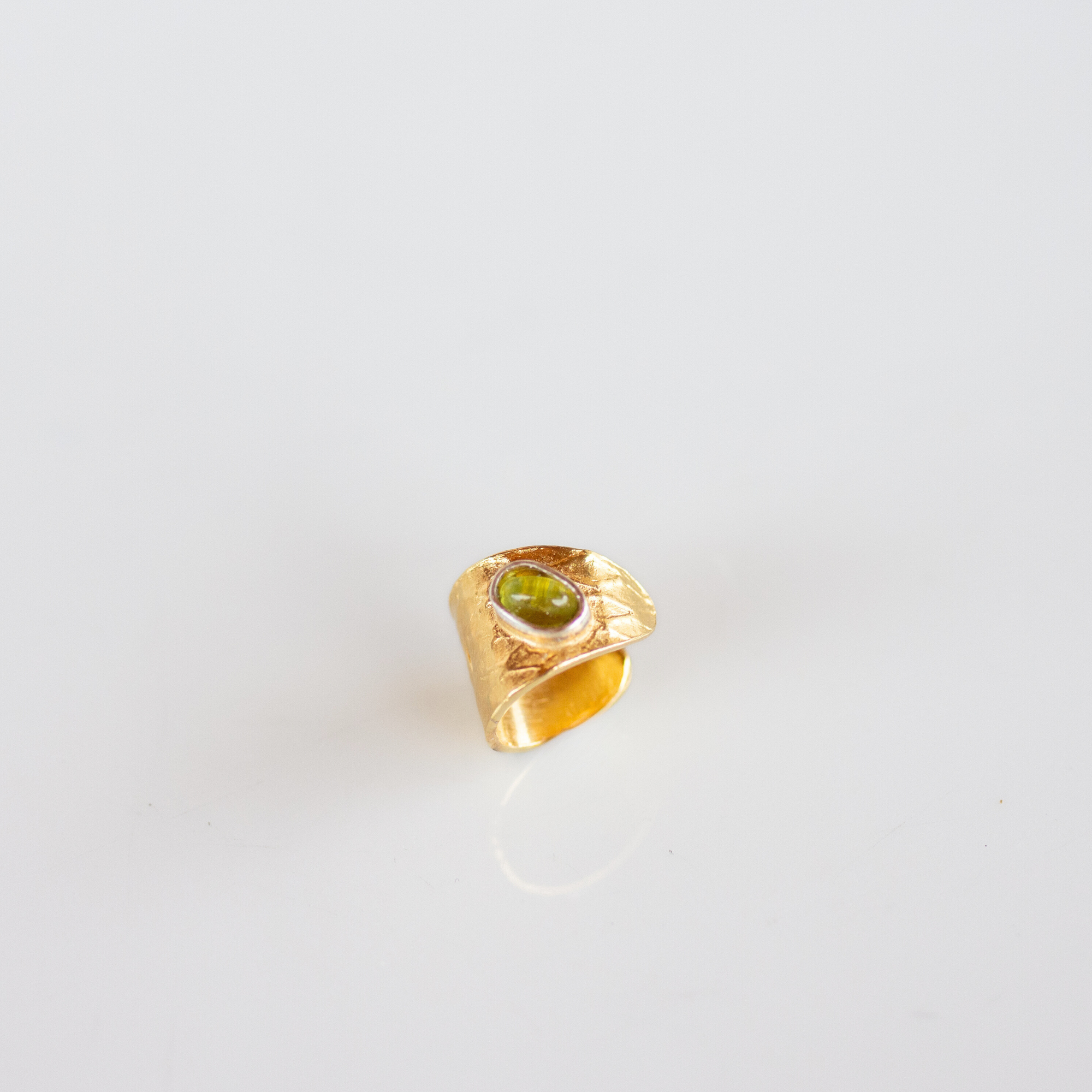 earcuff-reptilia-vermeil-natural-stones-frontal2.png