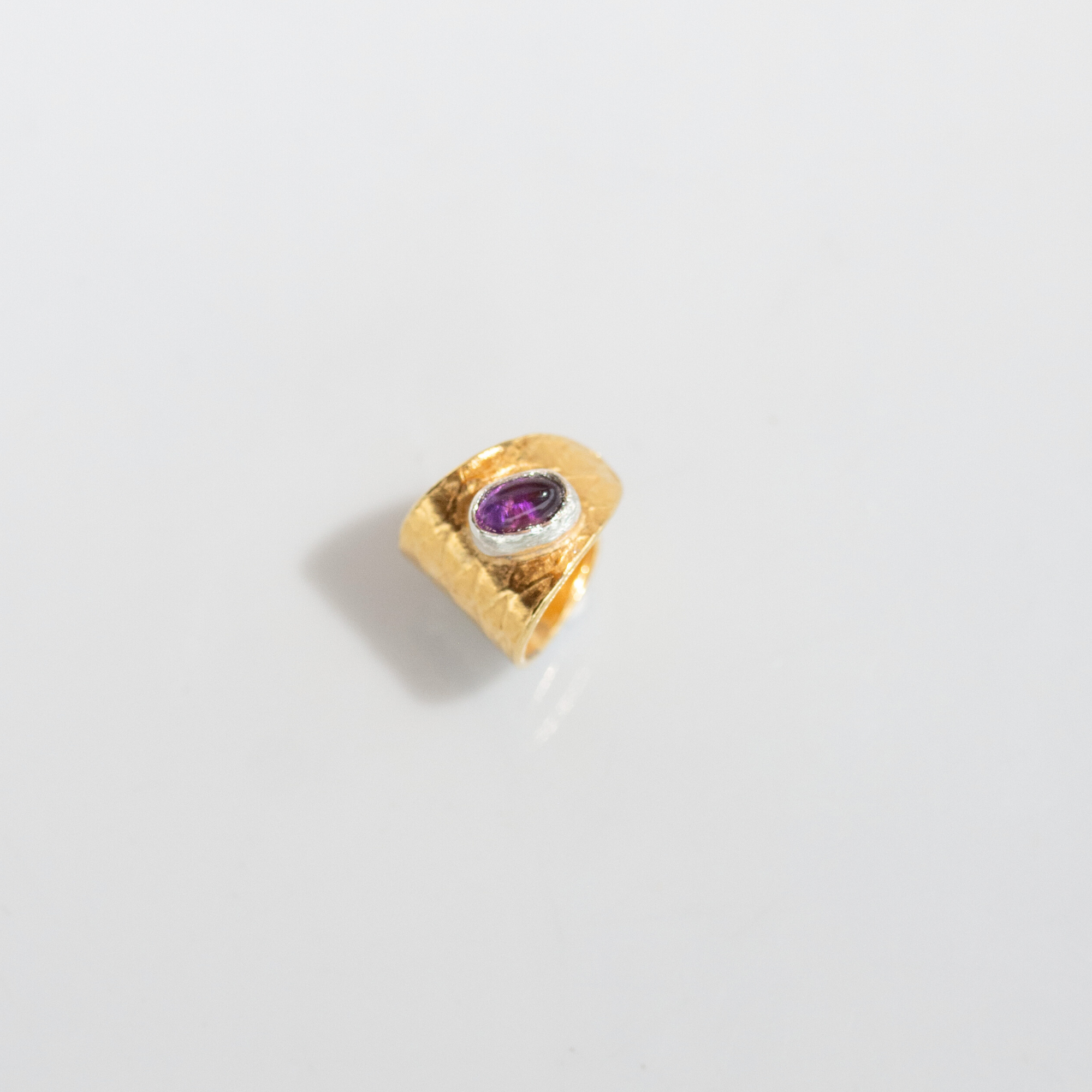 earcuff-reptilia-vermeil-natural-stones-frontal.png
