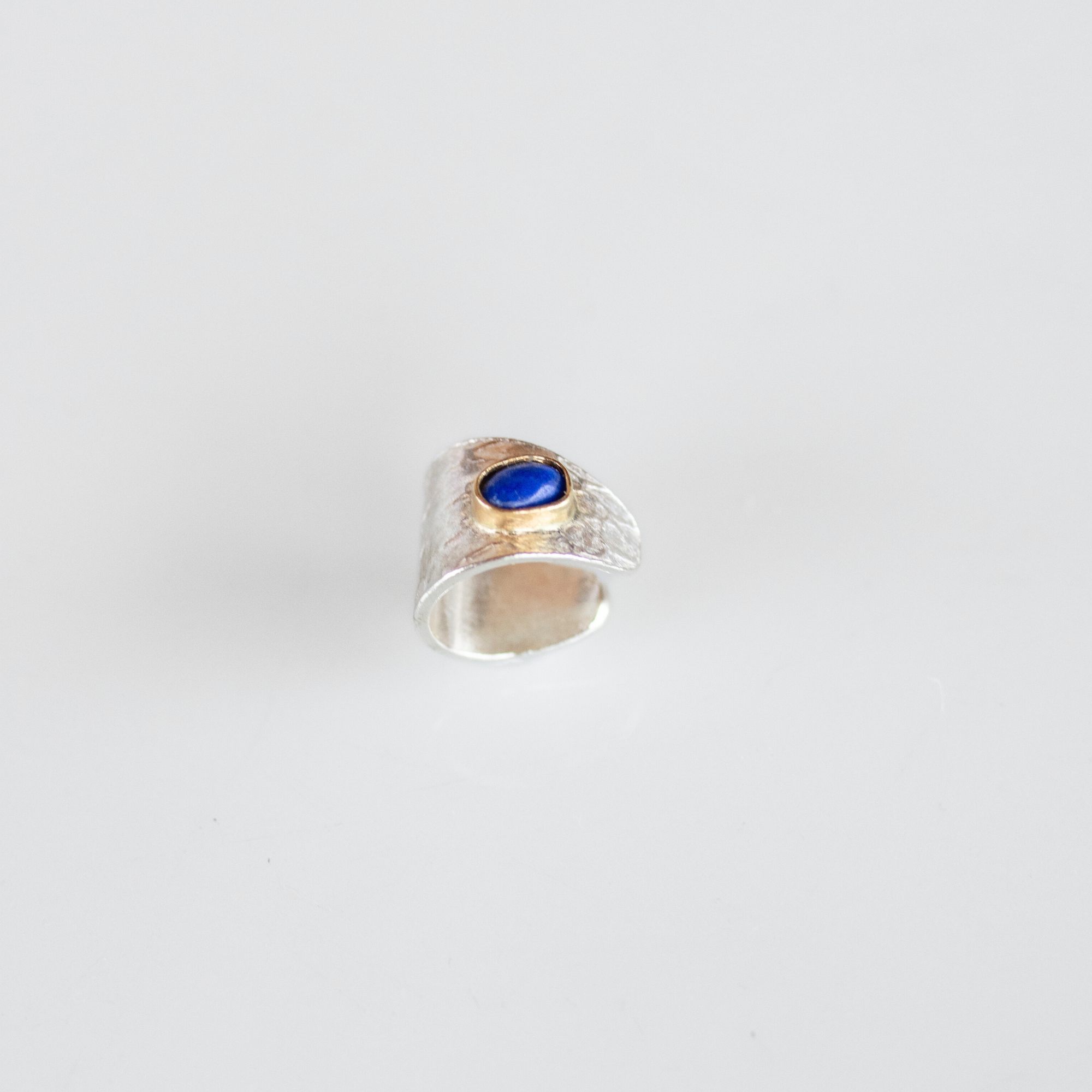earcuff-reptilia-silver-natural-stones-frontal.png