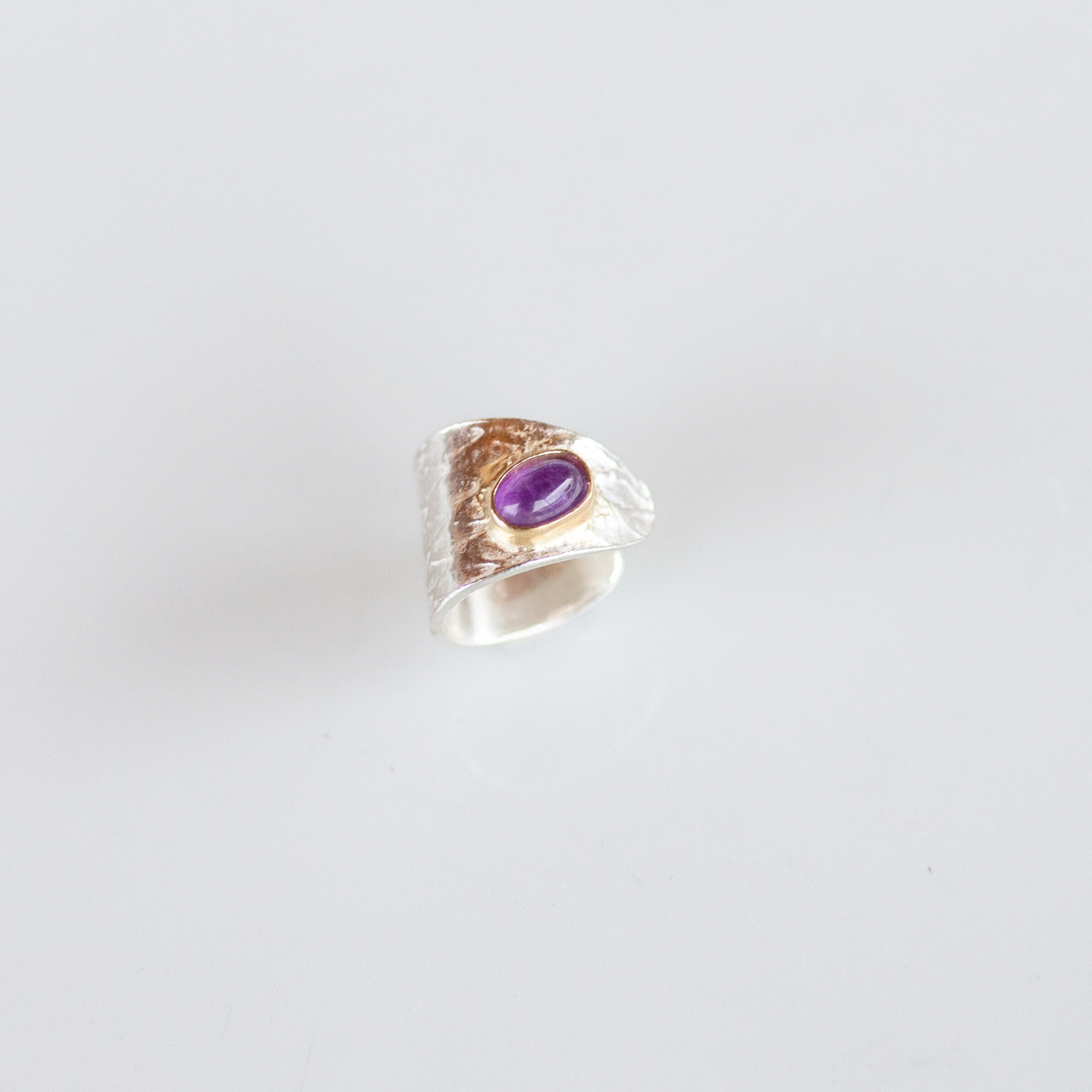 earcuff-reptilia-silver-natural-stones-frontal3.png