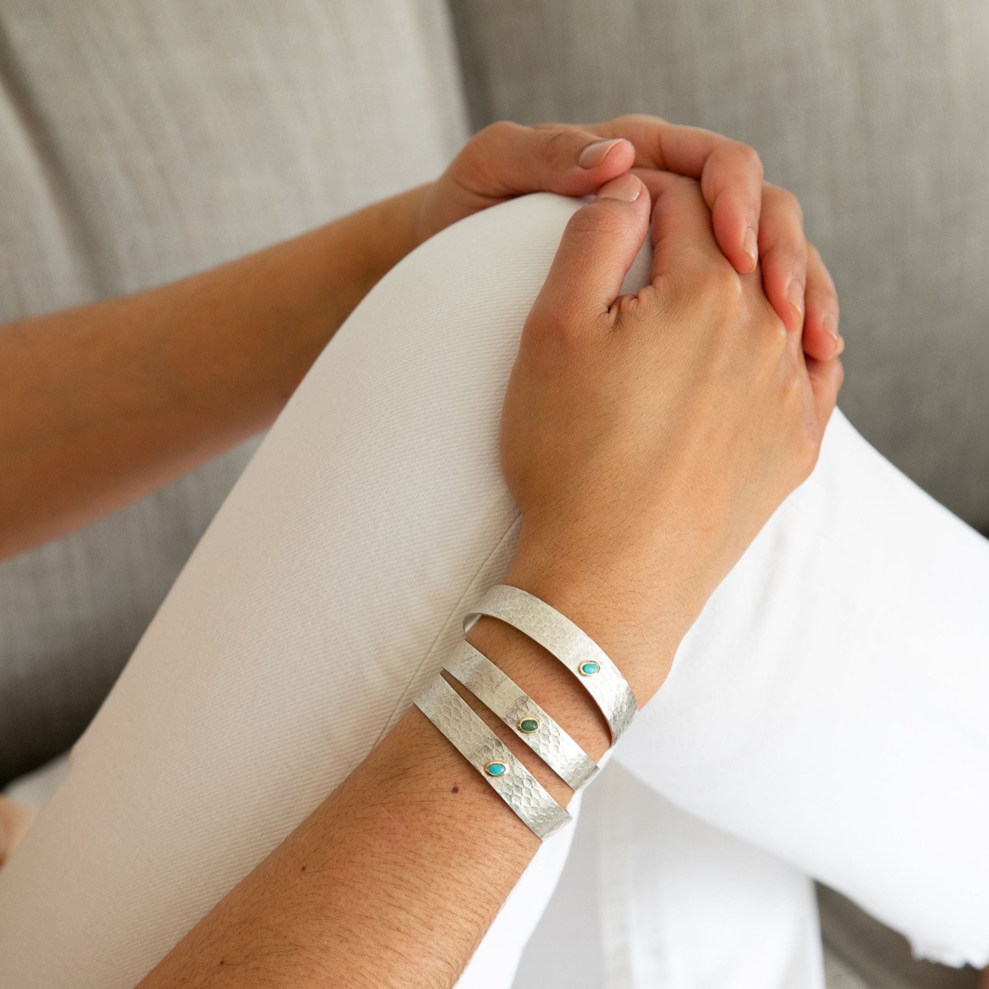 bracelet-vermeil-reptilia-minima-on-wrist.jpg