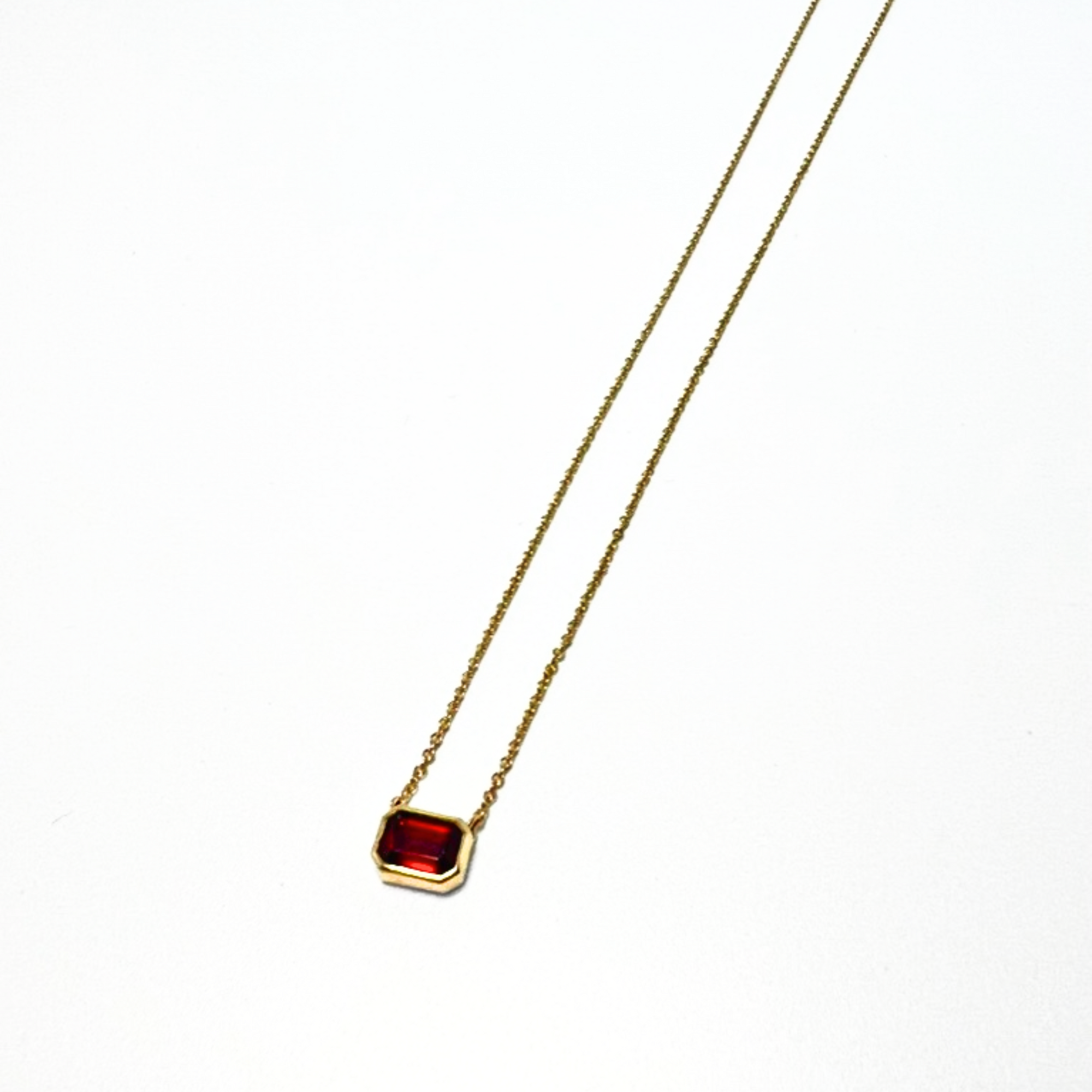 recycled-gold-heritage-pendant-side-view-stone.png