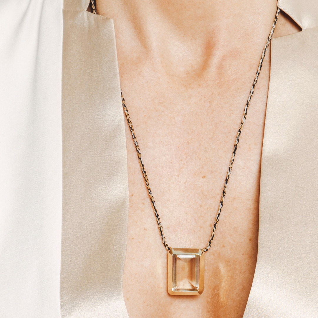 detail-pendant-nova-medium-gold-natural-stone.png