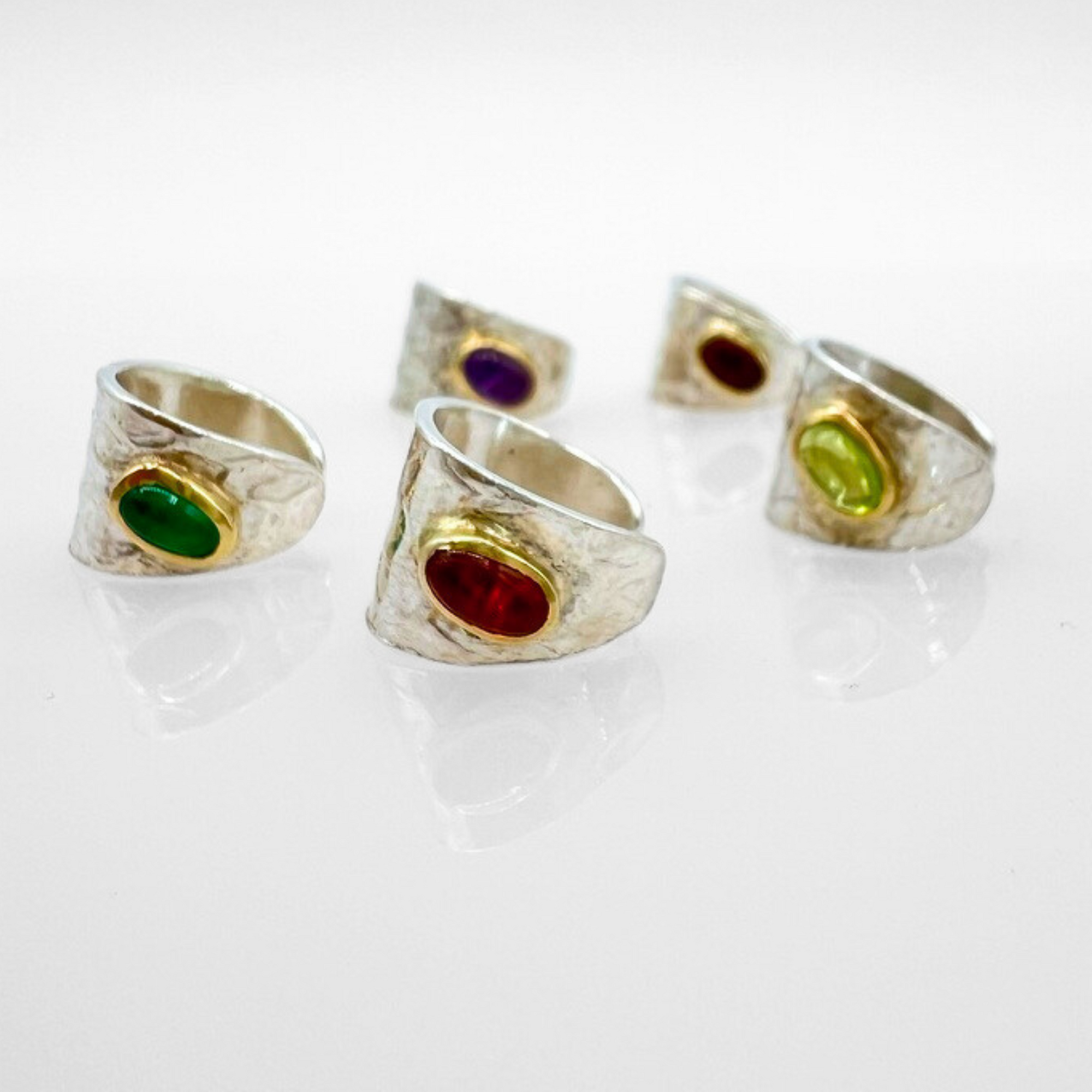 earcuff-reptilia-silver-natural-stones-frontal2.png