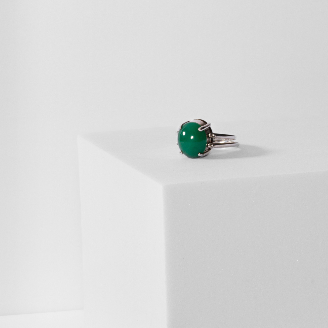 Kinetic ring in sterling silver with gemstone by Carlota Guardia, detail view