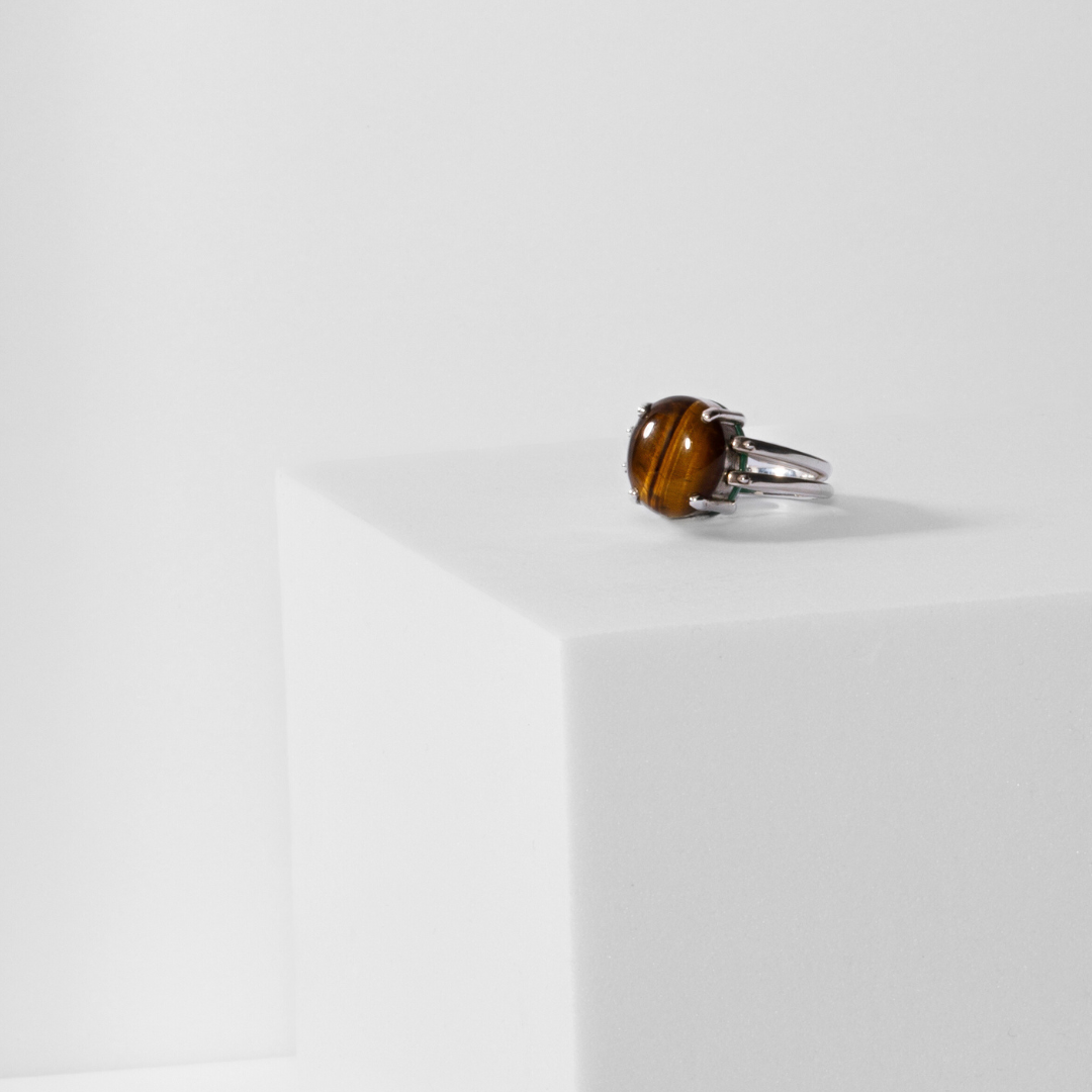 Kinetic ring in sterling silver with gemstone by Carlota Guardia, front view