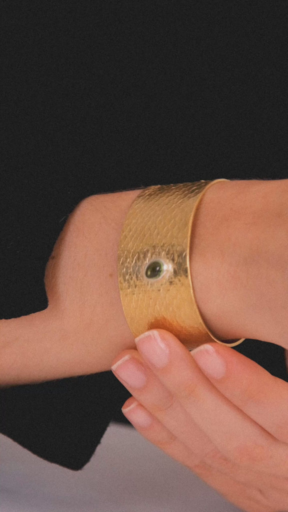 Reptilia Cuff by carlota guardia in vermeil and sterling silver, worn by a model, presenting the different sizes and finishes of the design