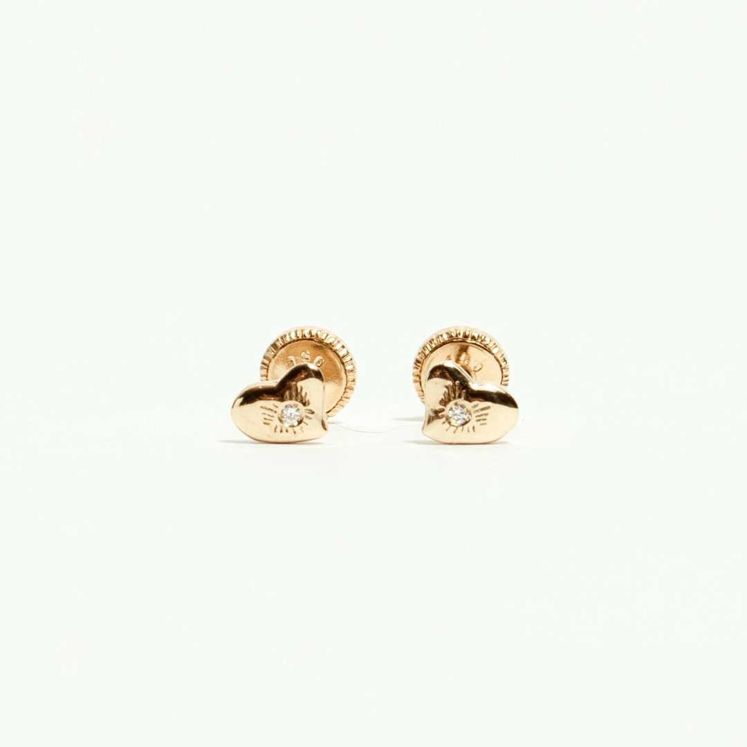 detail-mini-earrings-gold-heart-diamonds.png