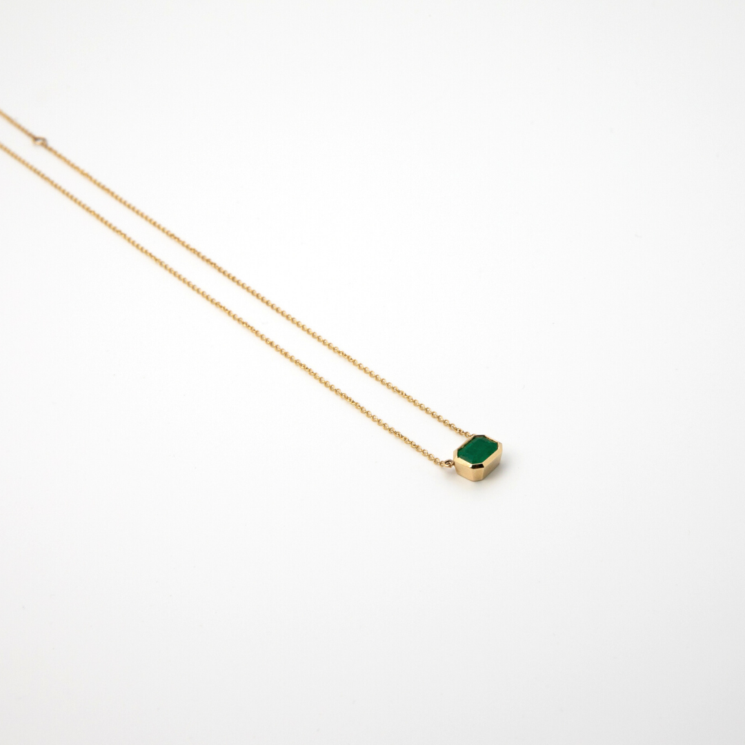 recycled-gold-heritage-pendant-side-view-stone.png