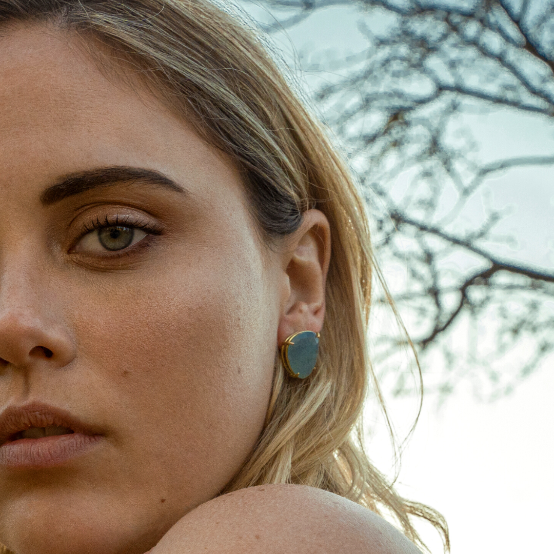 gold-aquamarine-earrings-in-ear-minimalist-jewelry.png