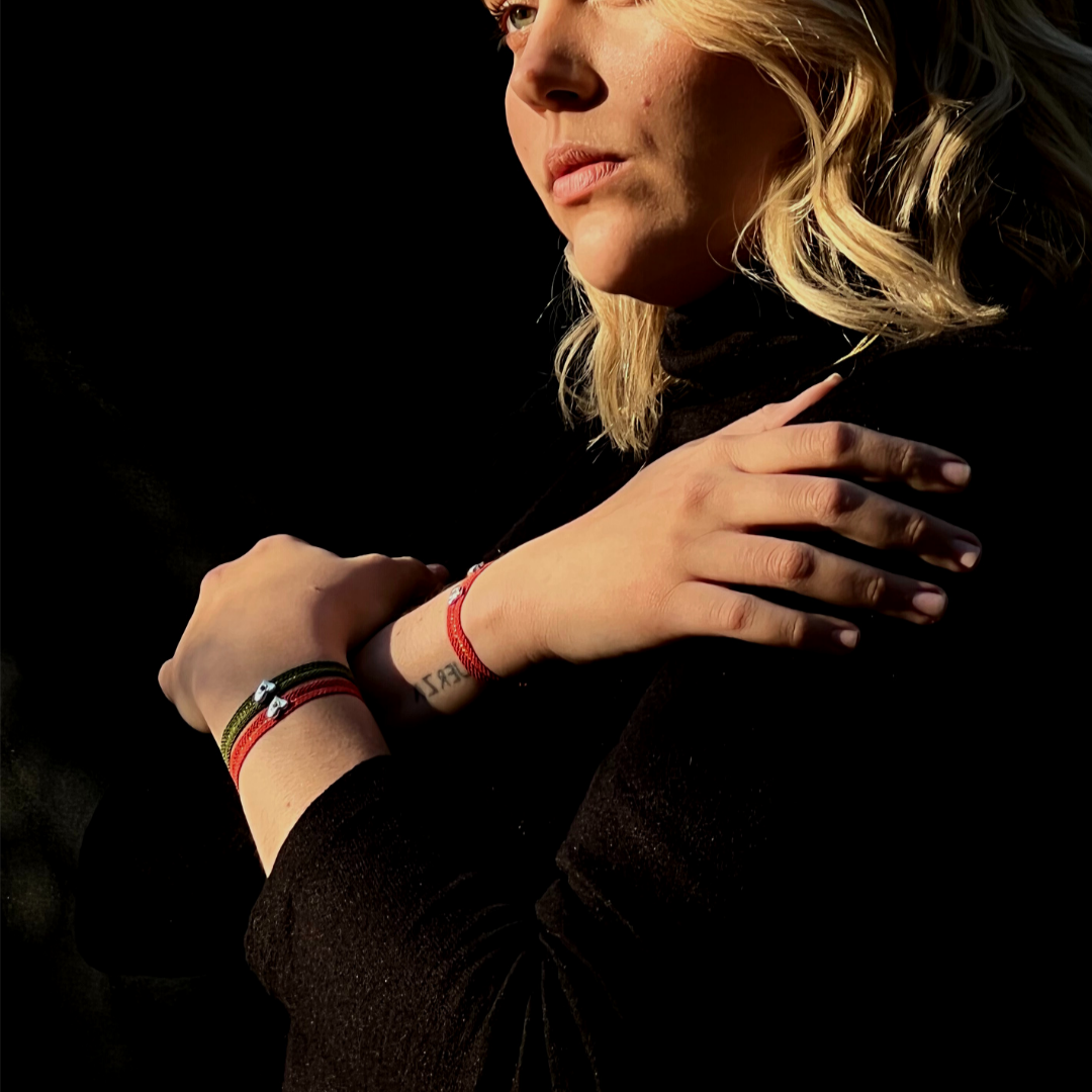 les-amours-color-customizable-bracelet-on-wrist2.png