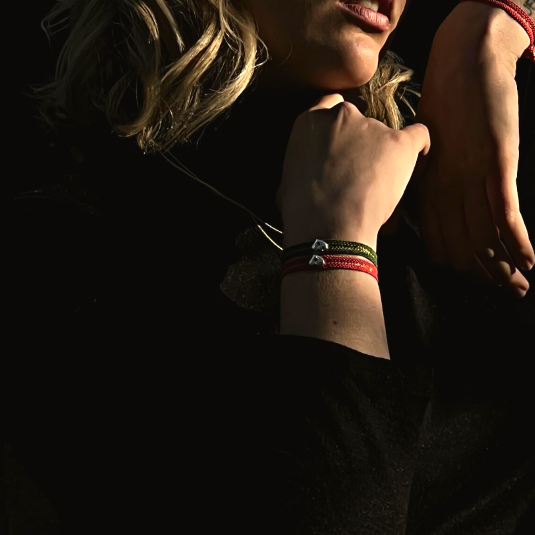 les-amours-color-customizable-bracelet-on-wrist.png